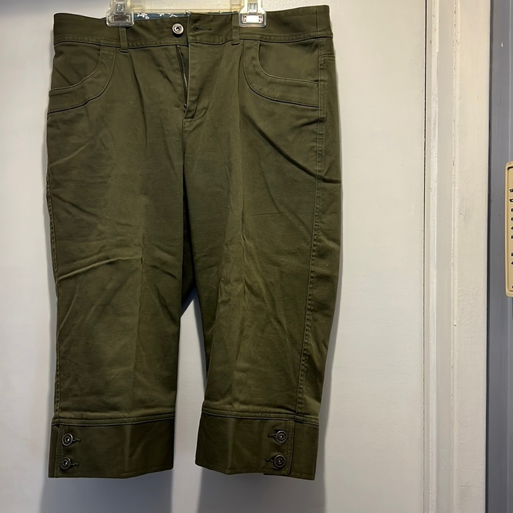 Khaki green capris